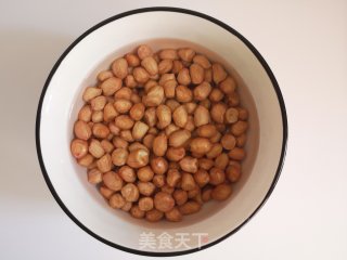 不用油的炸花生米的做法步骤：2