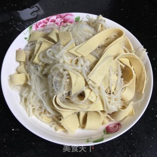 金针菇拌豆皮粉丝的做法步骤：6