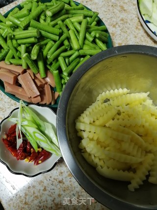 豇豆炒琅琊土豆条的做法步骤：4