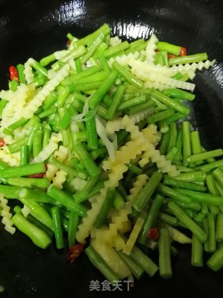 豇豆炒琅琊土豆条的做法步骤：7
