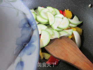 彩椒炒西葫芦的做法步骤：5