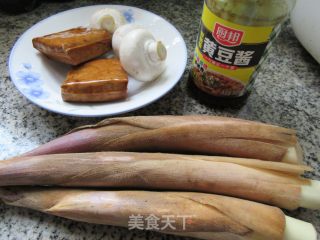 蘑菇香干炒鞭笋的做法步骤：1