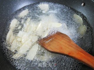 蘑菇香干炒鞭笋的做法步骤：5