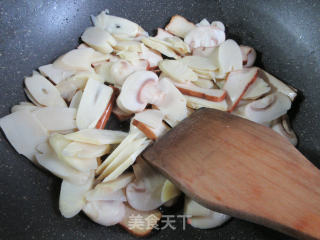 蘑菇香干炒鞭笋的做法步骤：7