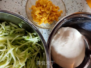西葫水饺的做法步骤：1