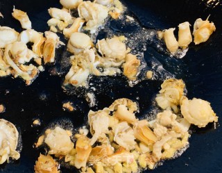火麻仁韭菜炒海螺凡立贝的做法步骤：3
