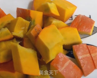 南瓜焖土豆的做法步骤：1