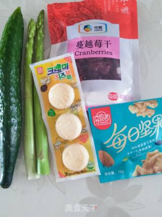 鱼饼沙拉的做法步骤：1