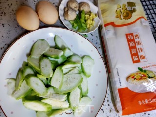 手打牛肉丸丝瓜面汤的做法步骤：1