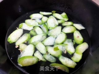 手打牛肉丸丝瓜面汤的做法步骤：6