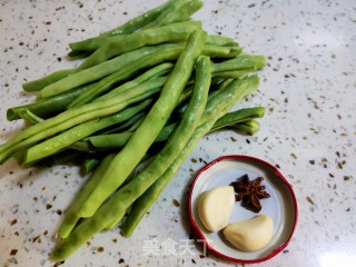 素炒豆角的做法步骤：1