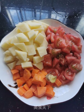 番茄薯仔牛肉汤的做法步骤：2