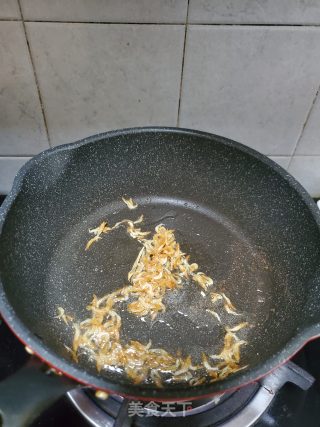 虾皮炒丝瓜的做法步骤：2