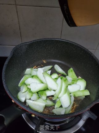 虾皮炒丝瓜的做法步骤：3