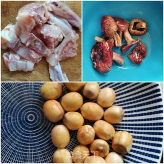 红菇鲜莲子鸡汤的做法步骤：1