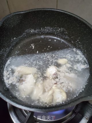 红菇鲜莲子鸡汤的做法步骤：2