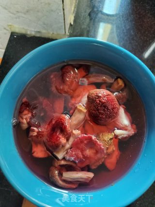 红菇鲜莲子鸡汤的做法步骤：3