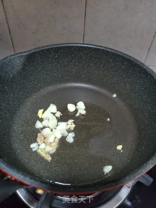 韭菜炒银鱼干的做法步骤：2