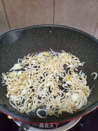 韭菜炒银鱼干的做法步骤：3