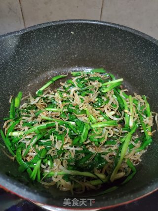 韭菜炒银鱼干的做法步骤：6