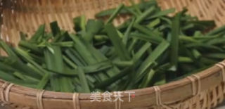韭菜鸭血的做法步骤：1