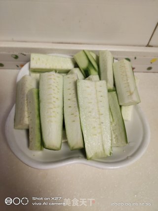 丝瓜蒸虾仁的做法步骤：1