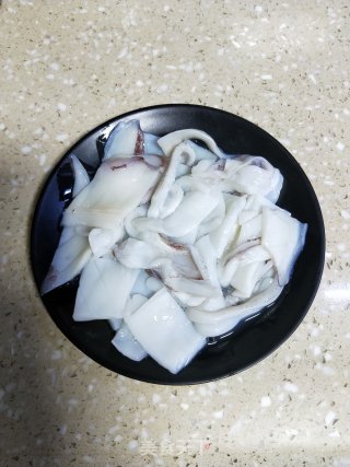 白灼鱿鱼的做法步骤：1