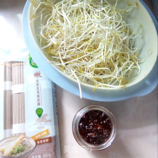 荞麦面拌绿豆芽的做法步骤：1