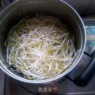 荞麦面拌绿豆芽的做法步骤：2