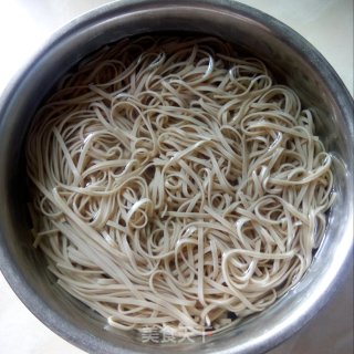 荞麦面拌绿豆芽的做法步骤：3