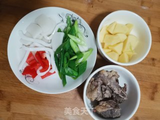 土豆烧排骨的做法步骤：1