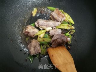 土豆烧排骨的做法步骤：3