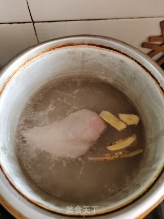 柠檬手撕鸡的做法步骤：2