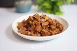 洋葱焖牛腩的做法步骤：1