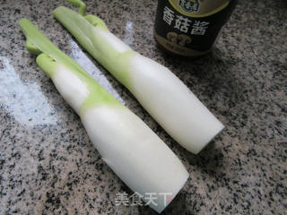 香菇酱炒茭白的做法步骤：1