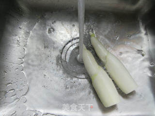 香菇酱炒茭白的做法步骤：2