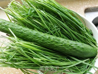 猪肉黄瓜韭菜饺的做法步骤：2