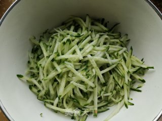 猪肉黄瓜韭菜饺的做法步骤：3