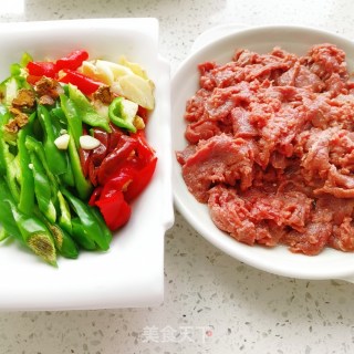 双椒牛肉的做法步骤：2