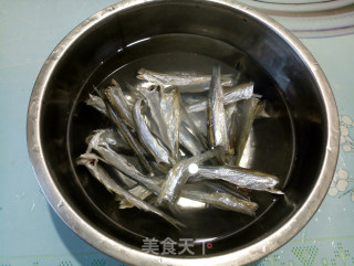 空气炸锅烤小鱼干的做法步骤：1