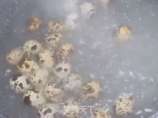 香辣鹌鹑蛋的做法步骤：1