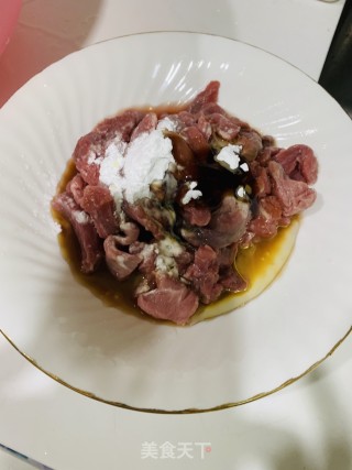 彩椒牛肉的做法步骤：1