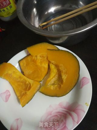 南瓜花卷的做法步骤：1