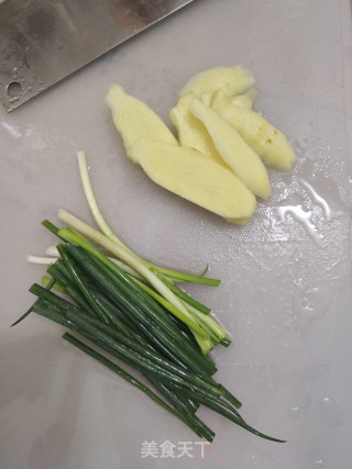 电饭煲奥尔良鸡翅玉米鸡蛋的做法步骤：1