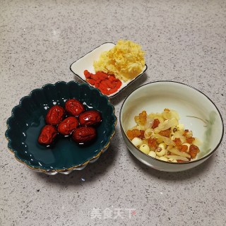银耳桃胶莲子羹的做法步骤：1