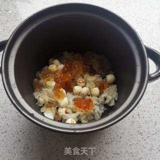 银耳桃胶莲子羹的做法步骤：2