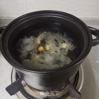 银耳桃胶莲子羹的做法步骤：3