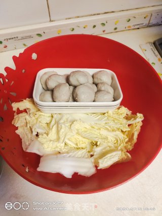 白菜煮鱼丸的做法步骤：2