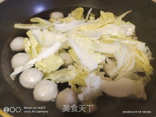 白菜煮鱼丸的做法步骤：3