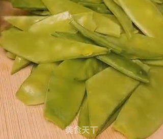 荷兰豆炒腊肠的做法步骤：1